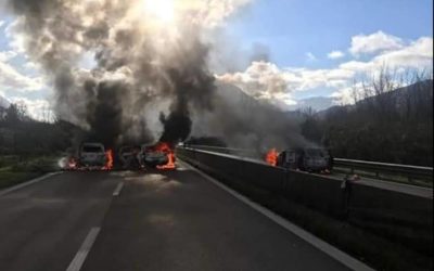 Furgoni portavalori assaltati, a colpi di mitra ed esplosioni, su raccordo autostradale SA-AV, allo svincolo di Serino – FOTO, VIDEO & RASSEGNA STAMPA